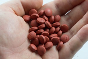 1280px-Ibuprofen_tablets_in_palm_of_hand