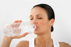 woman bottled water_bpa_oncologynewscomau_900x600