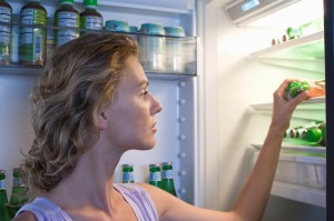 woman looking in fridge_overnight fasting concept_oncology news australia_800x500