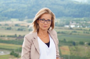 woman portrait 30s blonde glasses outdoors_oncology news australia